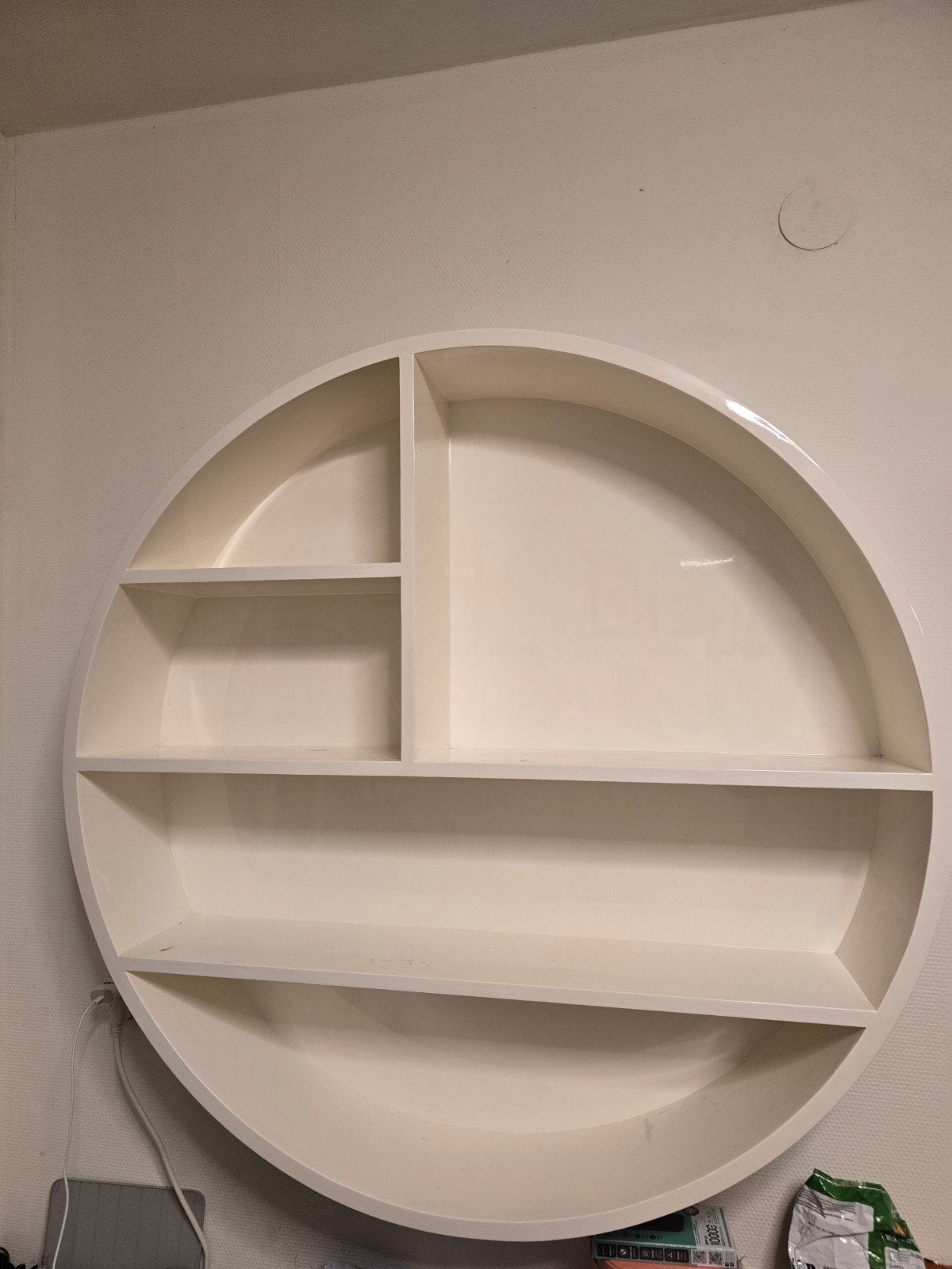 Mooie ronde wandkast met planken