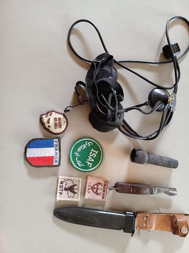 Militaria lotje  messen, emblemen en microfoon, Ophalen of Verzenden, Overige soorten, Amerika, Embleem of Badge