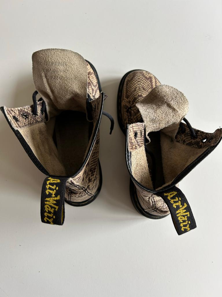 Dr. Martens snake print boots mt 39 z.g.a.n., Ophalen, Zo goed als nieuw, Bruin, Lage of Enkellaarzen