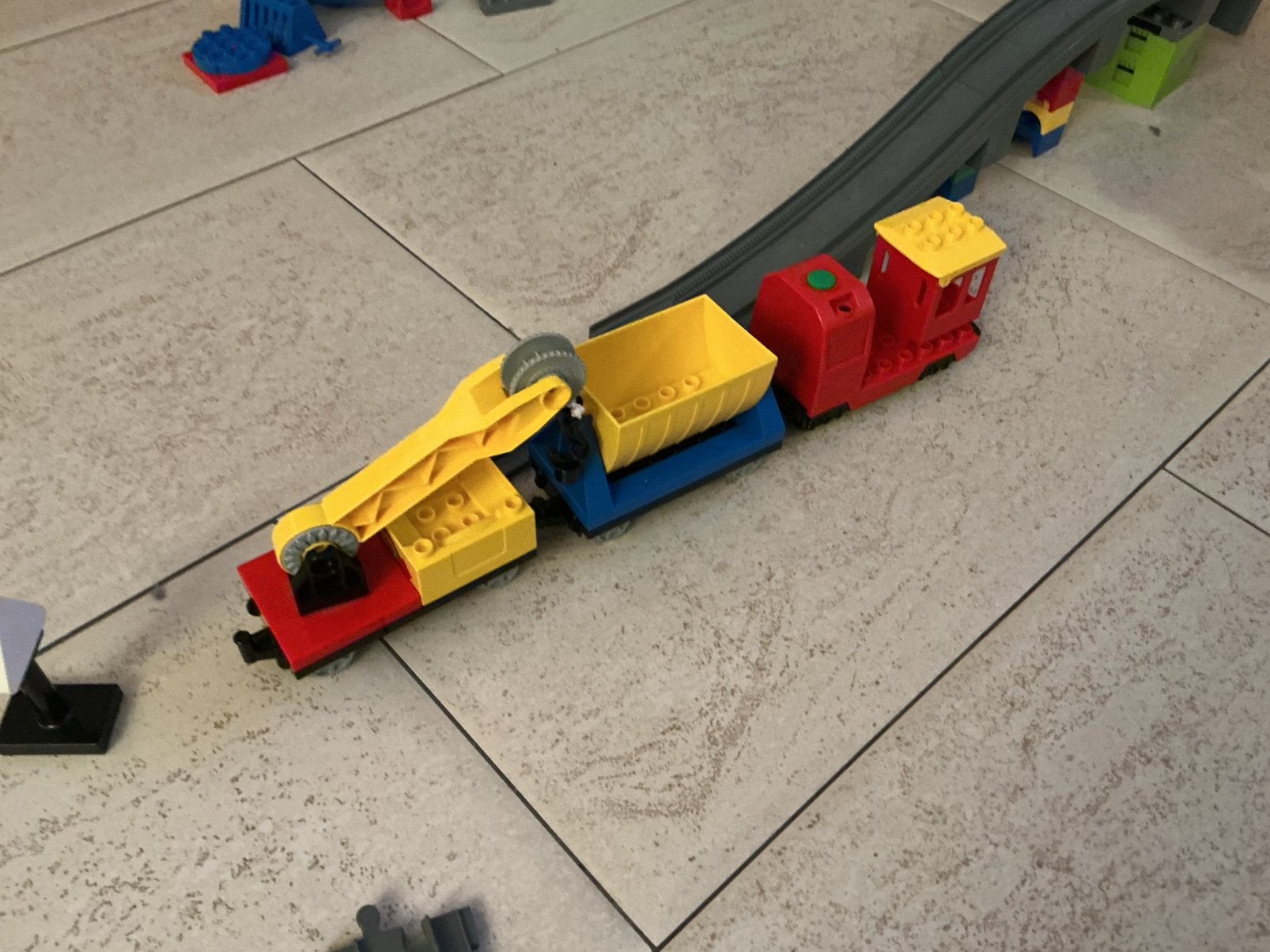 Duplo trein, met kraan, transport wagen, veel rails, wissels, Ophalen of Verzenden, Gebruikt, Duplo