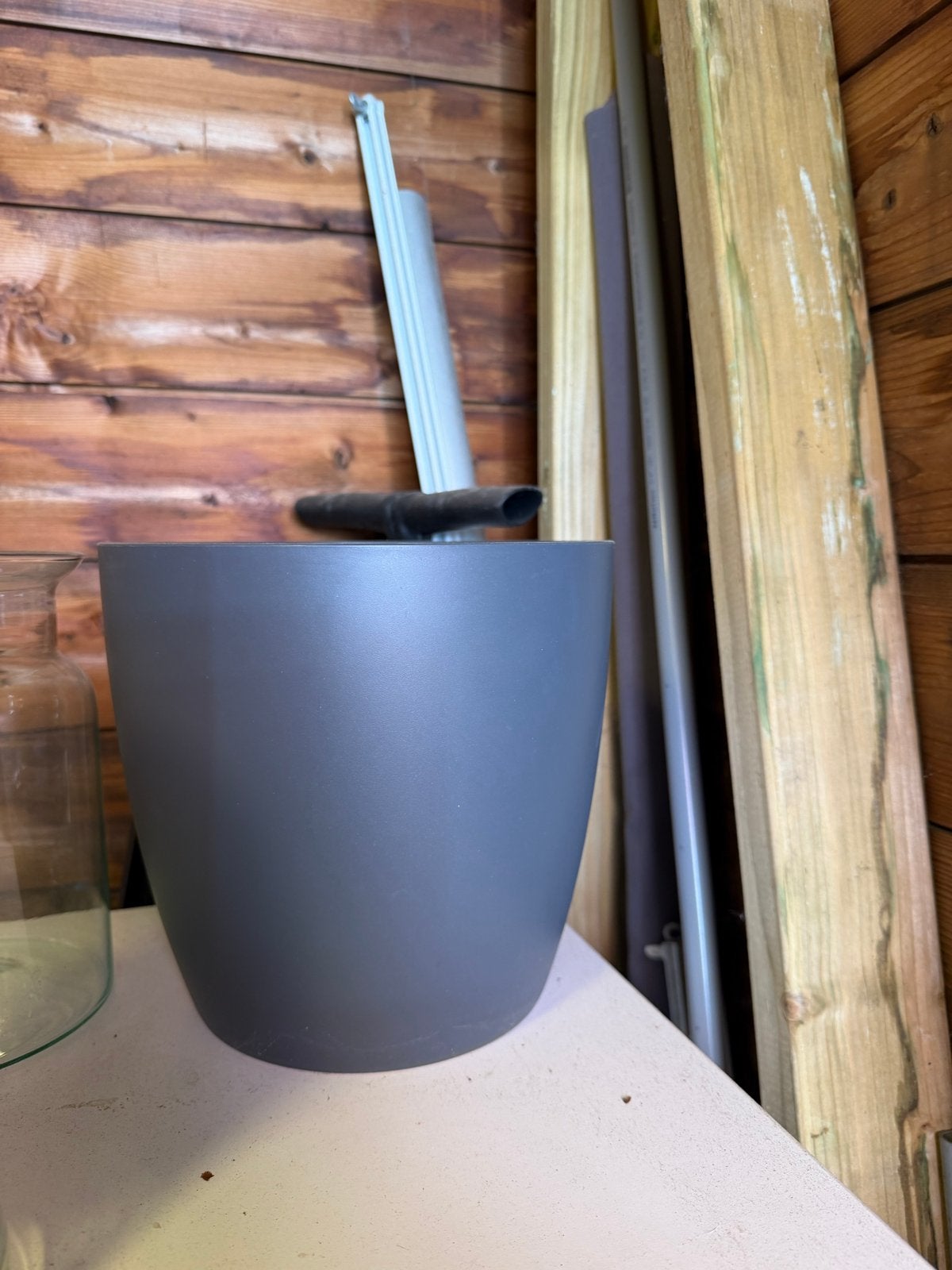 Gratis bloempot - Donkergrijze kunststof pot, Tuin en Terras, Bloempotten, Kunststof, Gebruikt, Rond, Binnen
