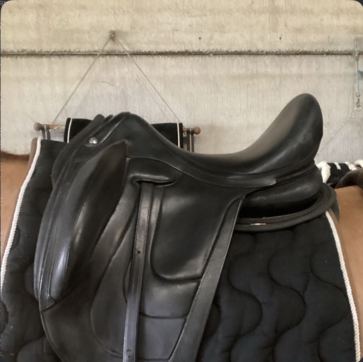 Devoucoux dressuurzadel zwart 17,5, Dieren en Toebehoren, Paarden en Pony's | Zadels, Verzenden, Zo goed als nieuw, Dressuur