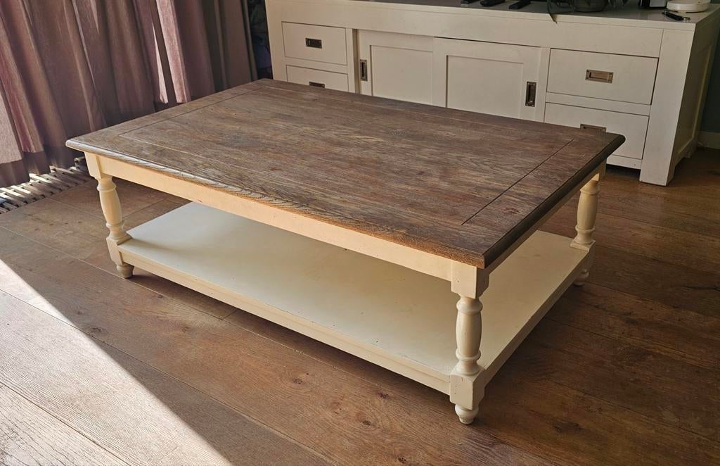 Brocante salontafel met witte sierpoten en onderplank, Huis en Inrichting, Tafels | Salontafels, Ophalen, Gebruikt, 100 tot 150 cm