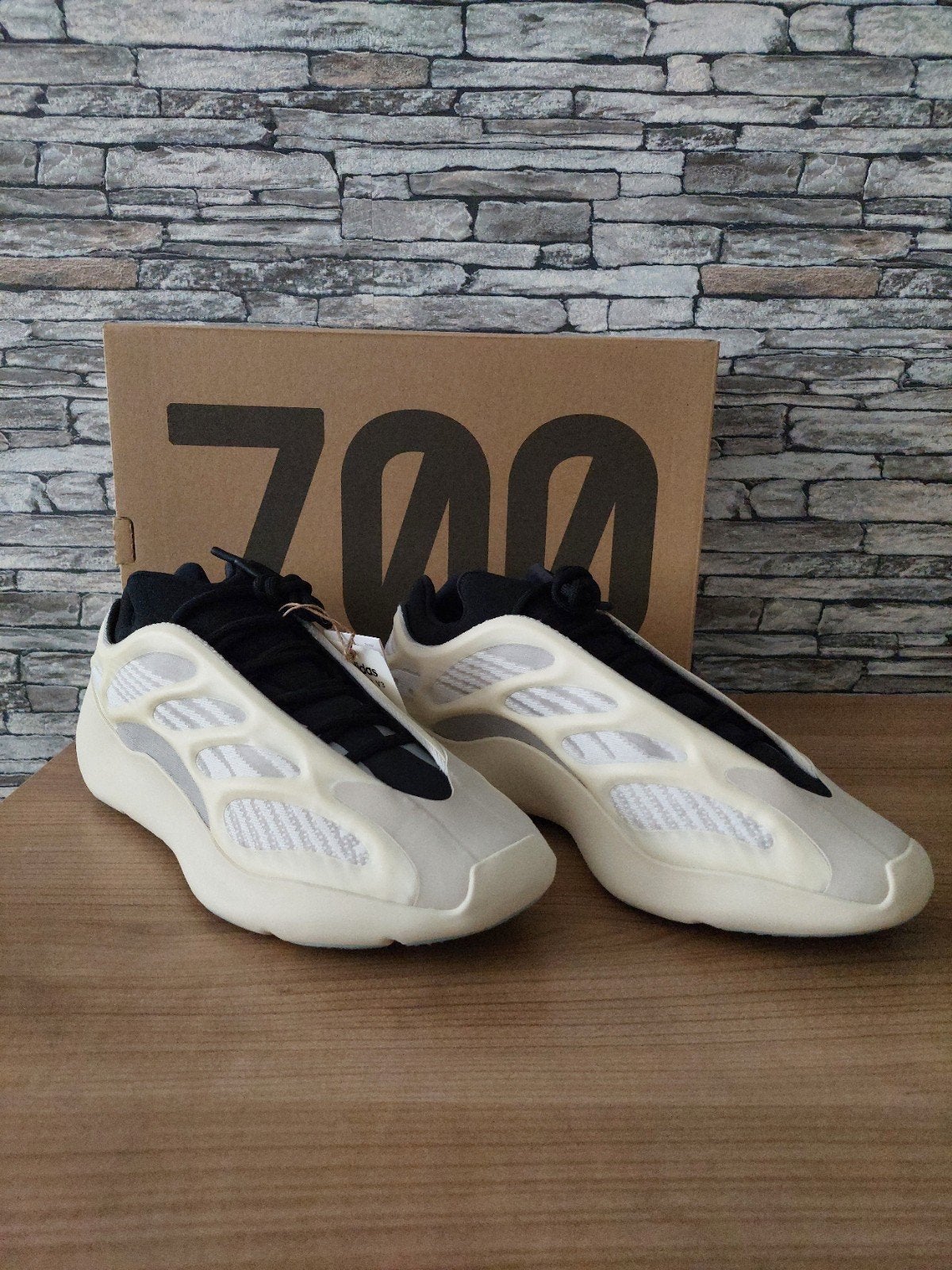 Yeezy 700 V3 / 47 1/3, Wit, Nieuw, Ophalen of Verzenden, Sneakers of Gympen