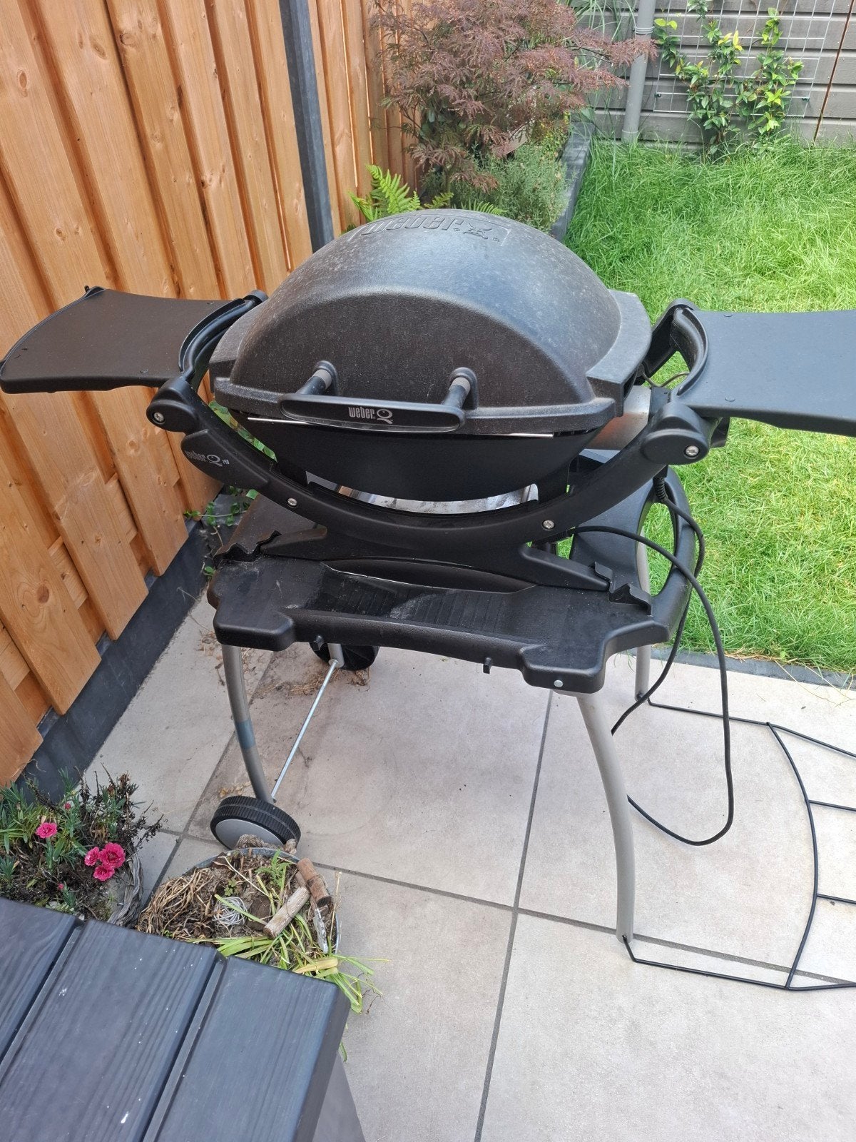 Gratis Weber Q140 elektrische barbecue met onderstel, Tuin en Terras, Elektrische barbecues, Ophalen, Gebruikt, Weber