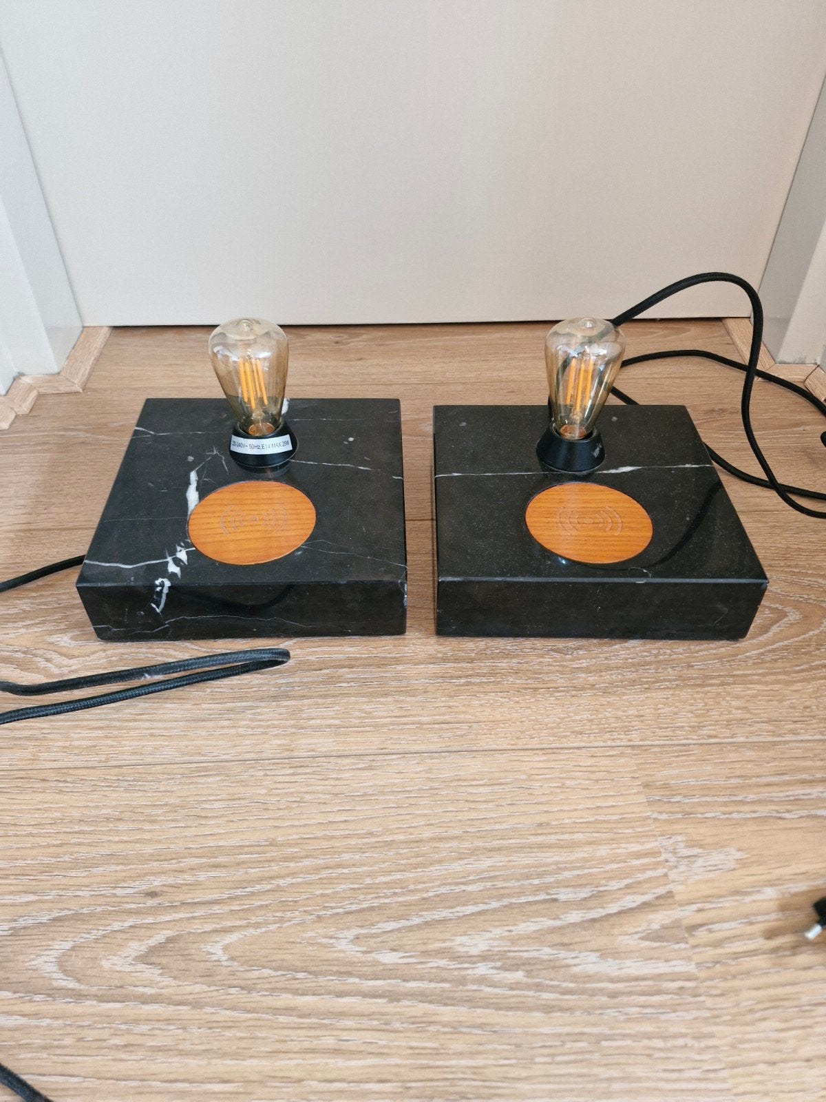 Set van 2 marmeren nachtkastlampjes met draadloos opladen, Hout, Nachtlamp, Zwart, Modern