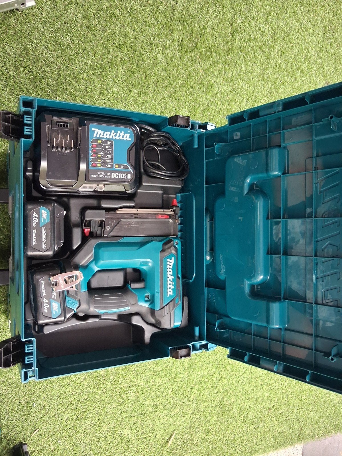 Makita PT354DZJ tacker met 2x 4.0Ah accu's en lader, Ophalen, Zo goed als nieuw, Overige typen