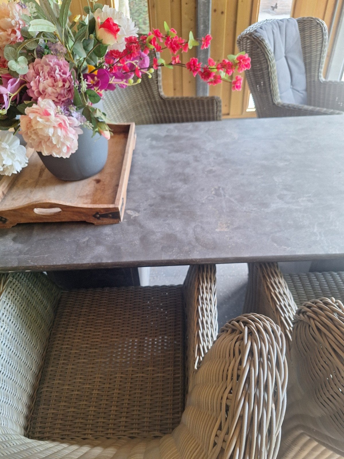Stijlvolle tuintafel met 4 stoelen - Grijs/Wicker, Huis en Inrichting, Tafels | Eettafels, Ophalen, Overige materialen, Gebruikt