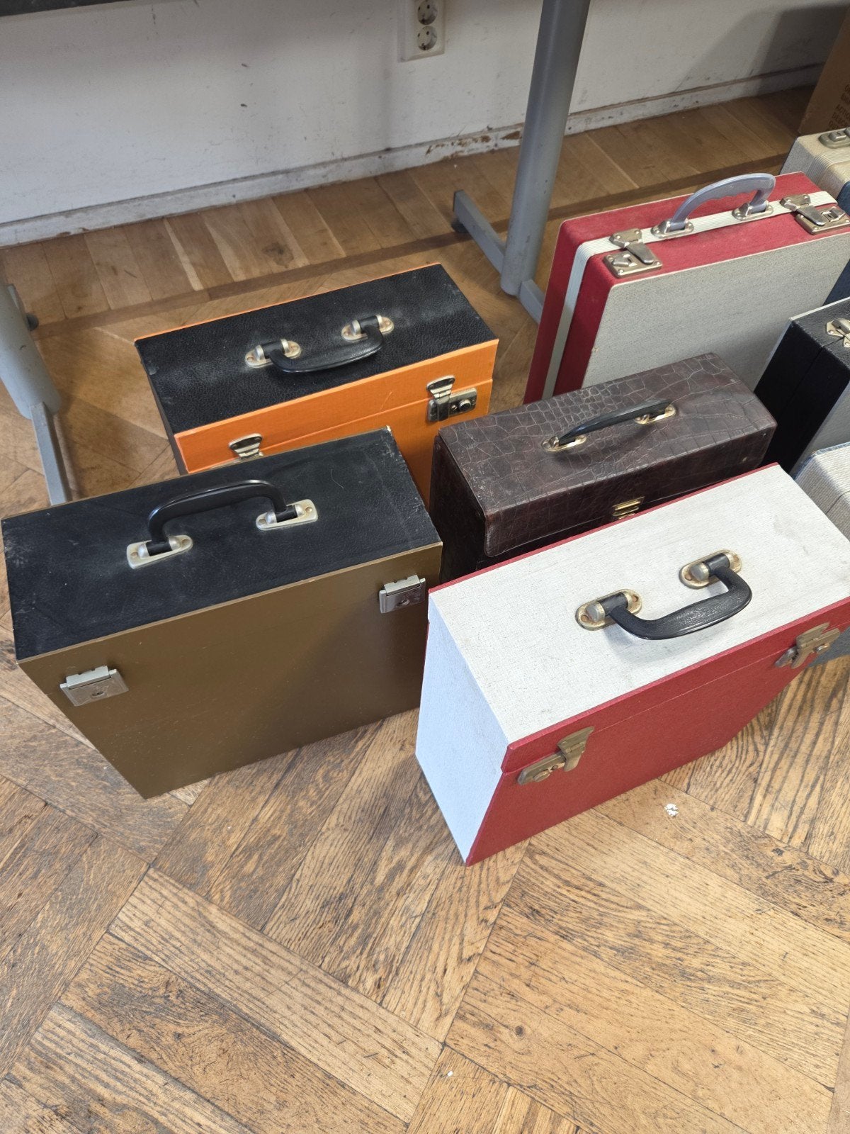 25x vintage platenkoffers + 3x vintage single, Verzamelen, Ophalen of Verzenden