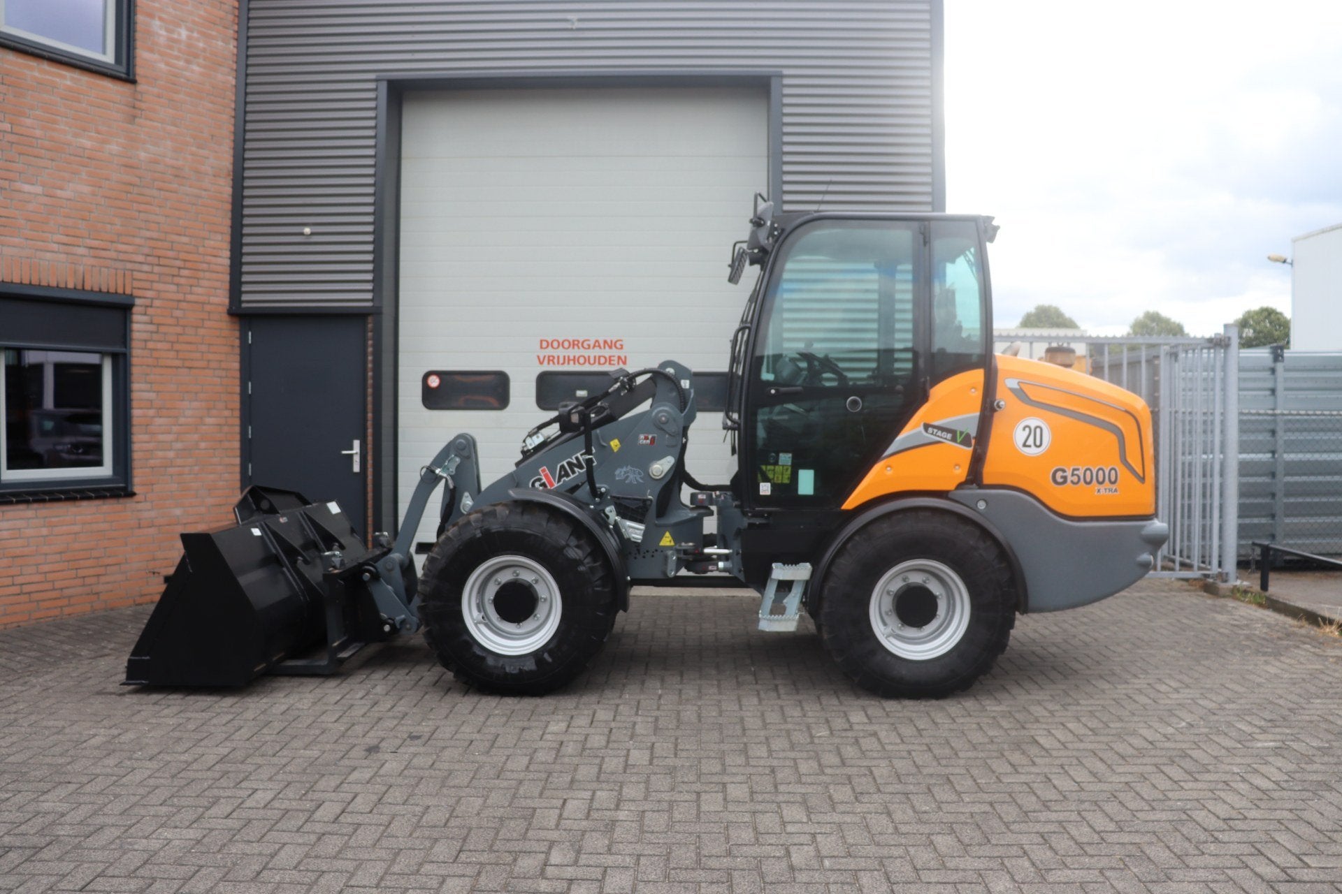 Giant G5000, Wiellader of Shovel