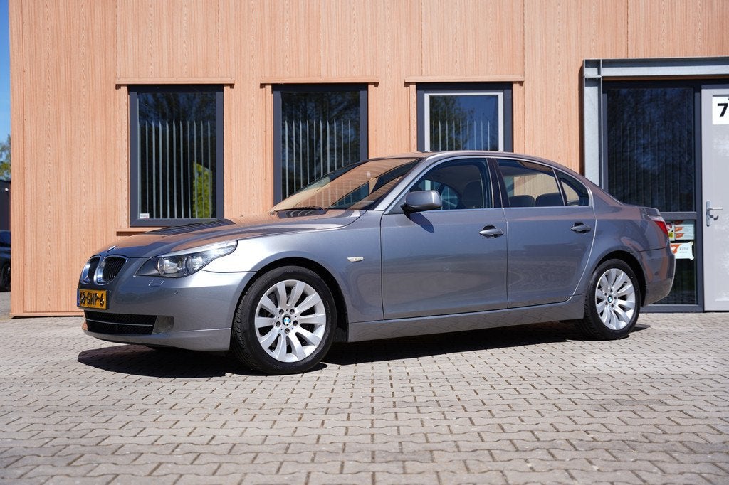 BMW 5 Serie 525i Business | Trekhaak | Sportstoelen | Navi B, Auto's, Gebruikt, Beige, 2000 kg, 1505 kg