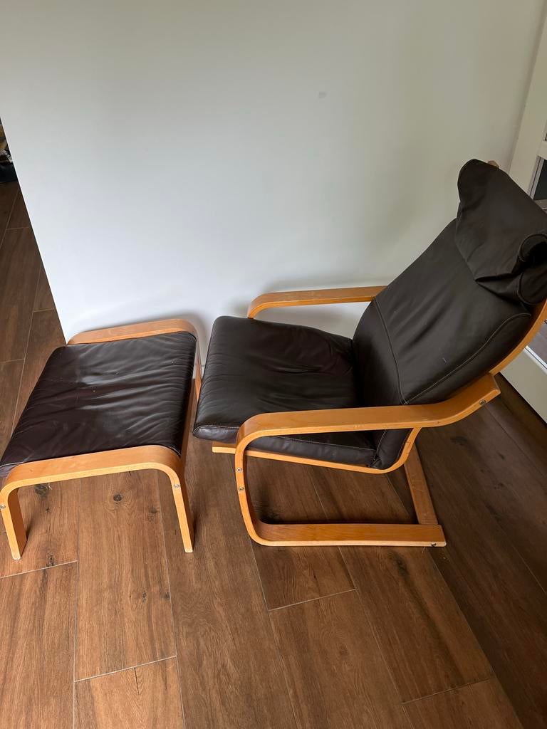 Ikea Poäng fauteuil met voetenbank - bruin leer en hout, Huis en Inrichting, Fauteuils, Ophalen, Gebruikt, 75 tot 100 cm, 50 tot 75 cm