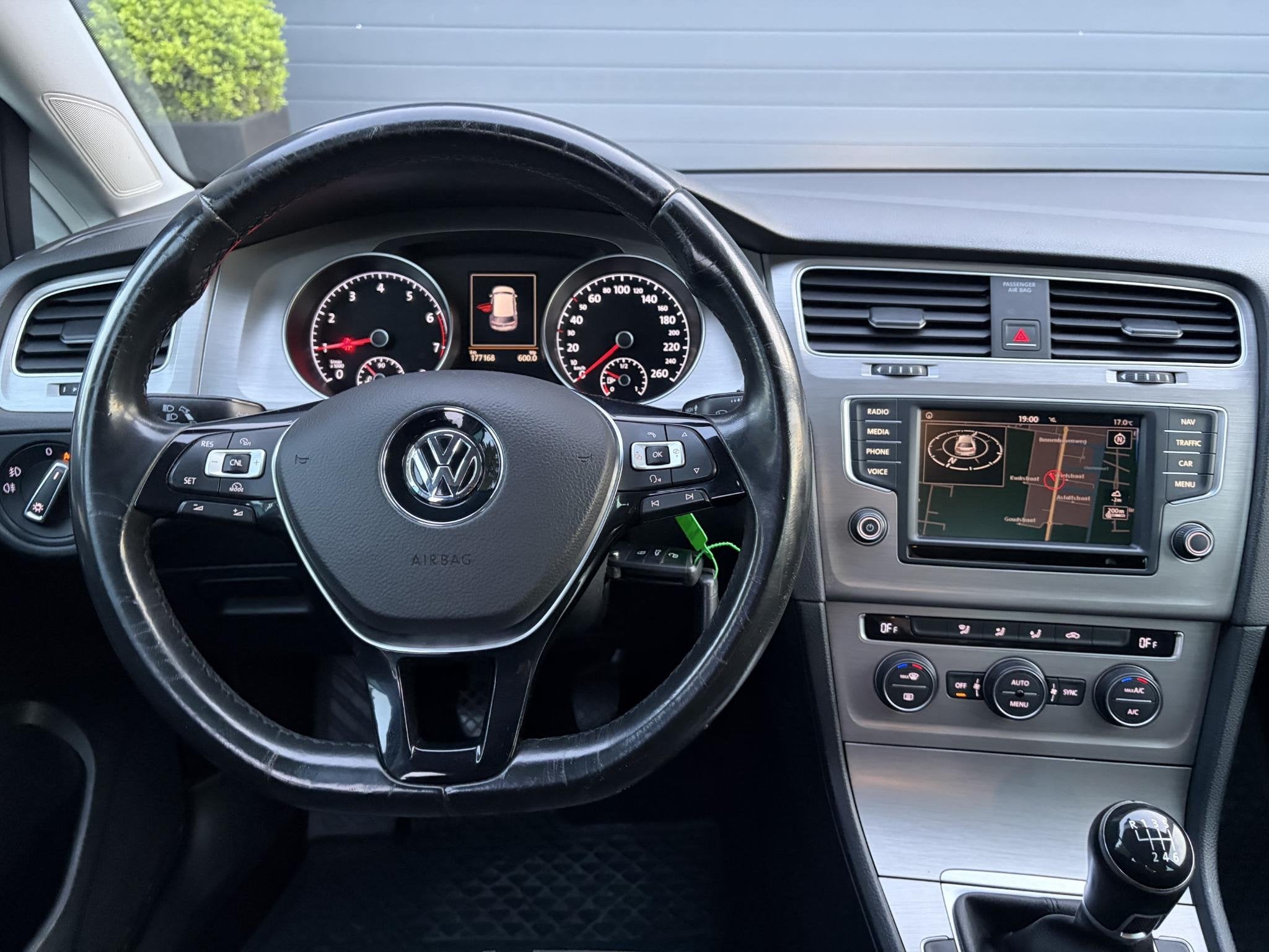 Volkswagen Golf 1.0 TSI Business Edition Connected ✓2e Eig, Auto's, Voorwielaandrijving, Gebruikt, Origineel Nederlands, Bedrijf