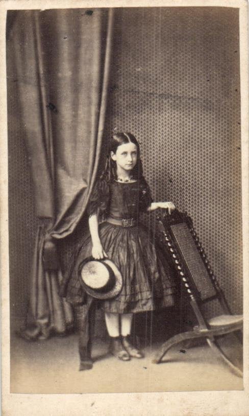 CDV - Schattig meisje met hoed bij stoel -Ed. Cox -Weymouth, Gebruikt, Verzenden, Foto, Buitenland