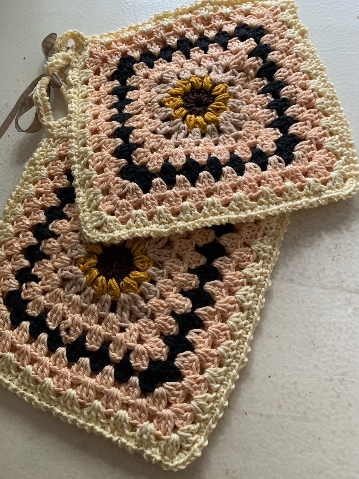 Dubbel gehaakte Pannenlappen met Zonnebloem Design, Hobby en Vrije tijd, Ophalen of Verzenden, Nieuw, Haken, Overige typen