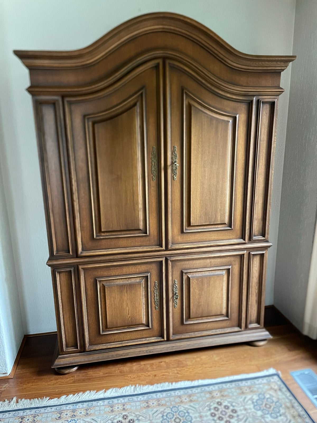 Klassieke houten kast met sierlijke details, Ophalen