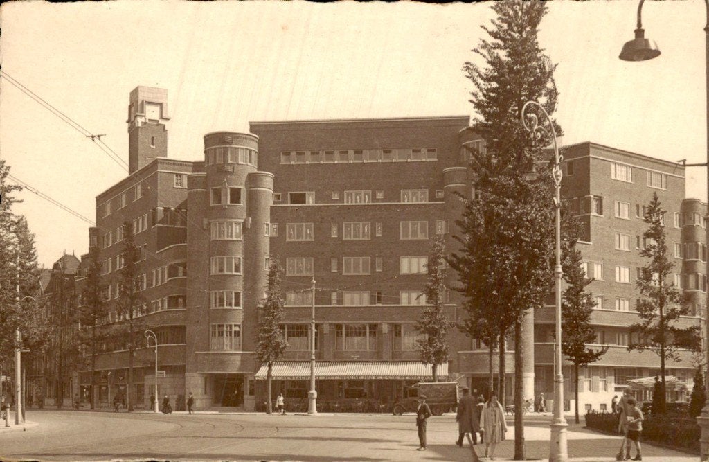 Appartementenblok - Hoektoren en winkelpui, Ophalen of Verzenden, 1920 tot 1940, Ongelopen, Noord-Brabant