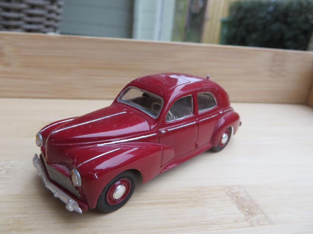Heller 1:43 Peugeot 203 gebouwde plastic kit, Hobby en Vrije tijd, Modelauto's | 1:43, Ophalen of Verzenden, Gebruikt, Auto, Solido