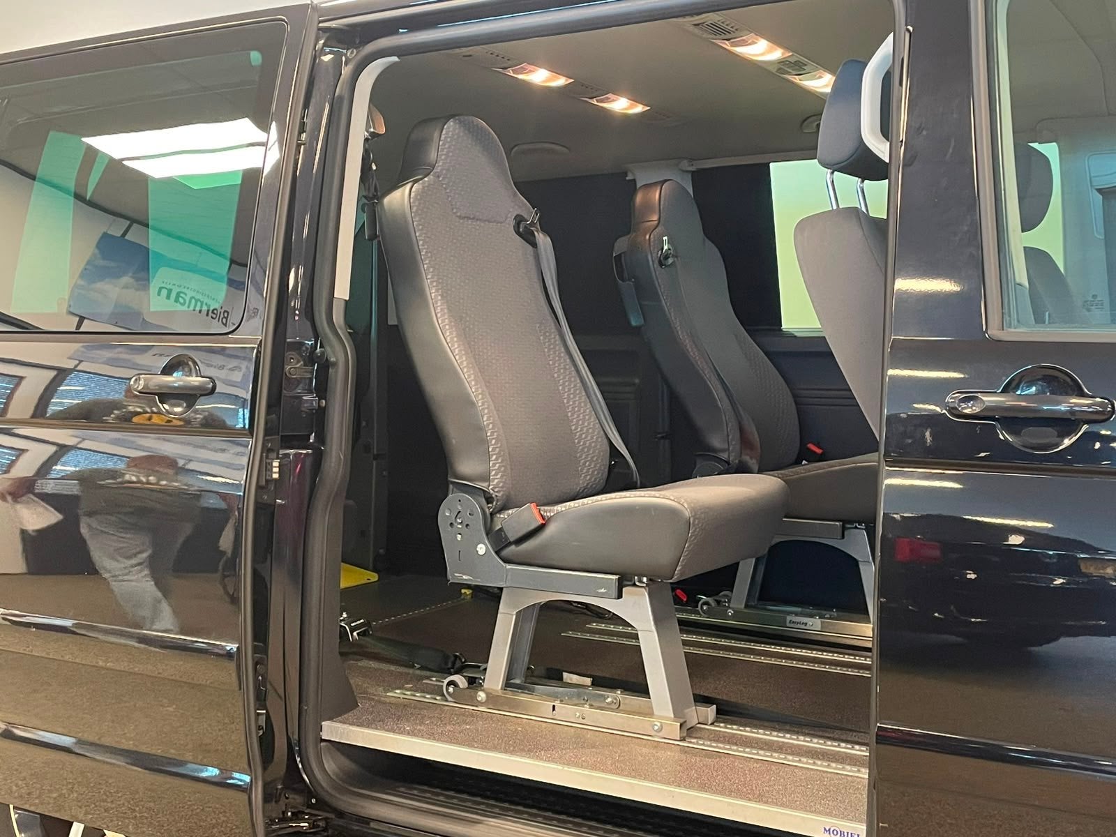 Volkswagen Caravelle L1H1 Rolstoelbus Automaat, Auto's, 136 pk, Gebruikt, Zwart, 4 cilinders