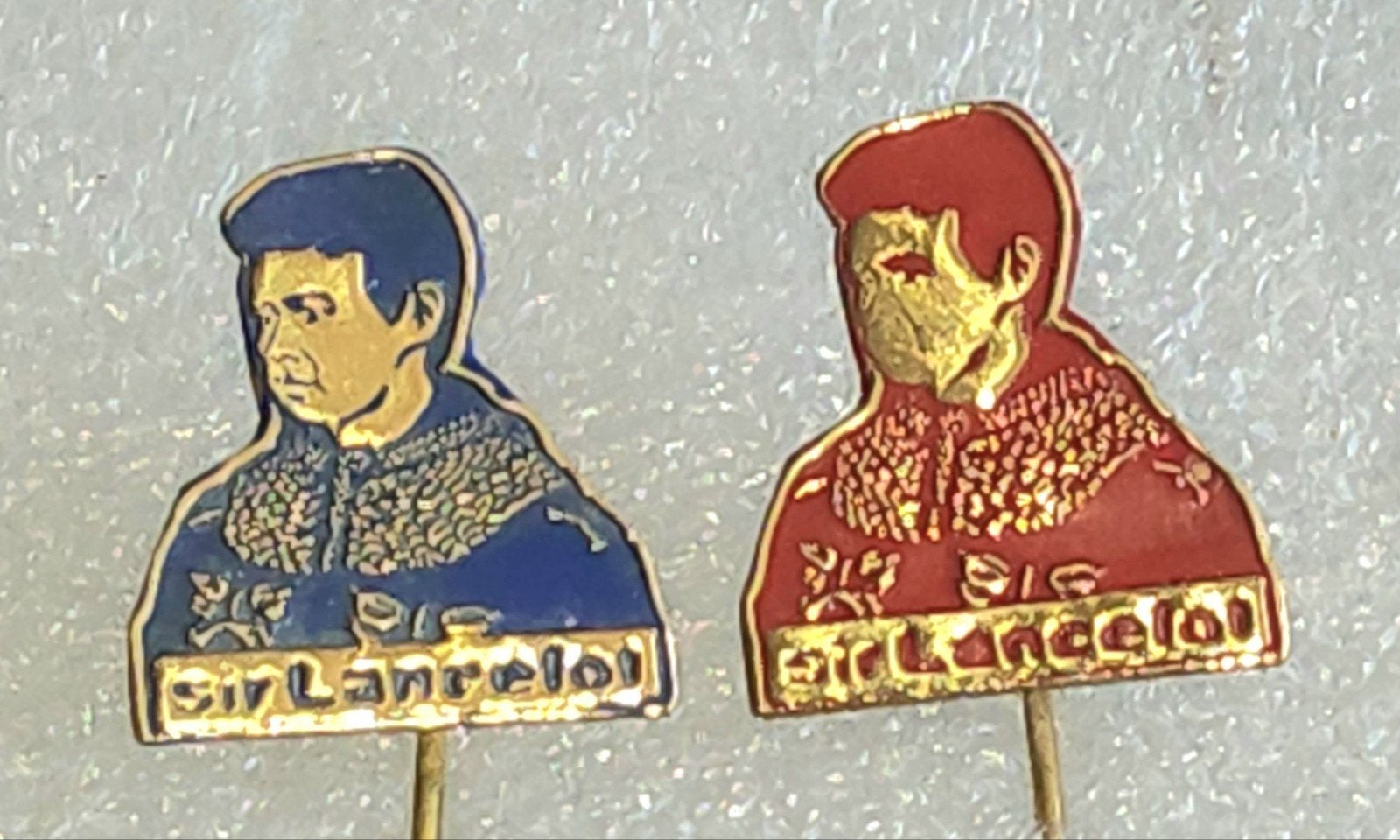 2 Speldjes Sir Lancelot - Blauw en Rood, Ophalen of Verzenden, Gebruikt, Figuurtje, Speldje of Pin