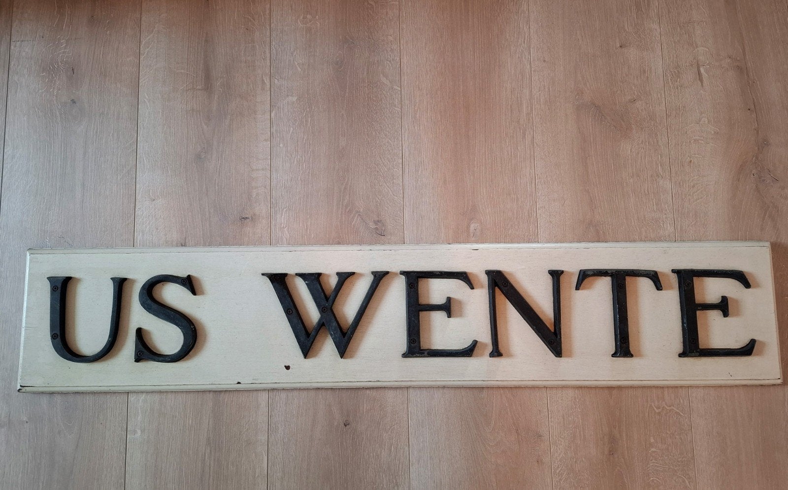 Vintage houten bord met oude metalen letters - "US WENTE", Ophalen, Gebruikt
