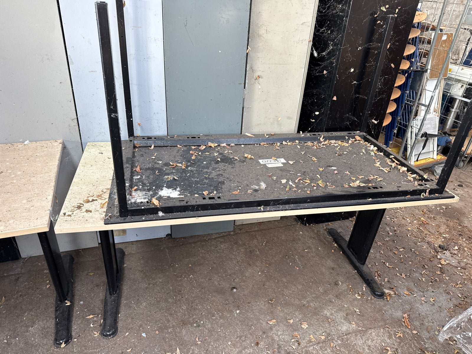 Gebruikt bureau met metalen onderstel, Overige typen, Gebruikt, Spaanplaat of MDF, Bruin