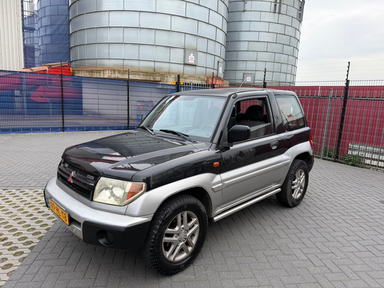 Mitsubishi Pajero 2.0 GDI 3DRS 2001 Grijs, Auto's, Stof, 4 cilinders, 129 pk, 4 stoelen