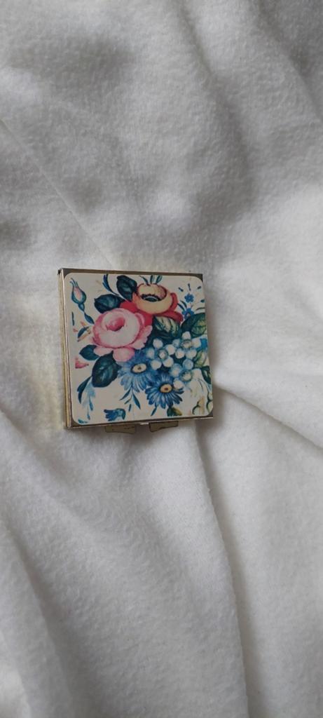 VINTAGE BLOEMEN PILLENDOOSJE VAKJES PILLEN-DOOSJE, Antiek en Kunst, Ophalen of Verzenden