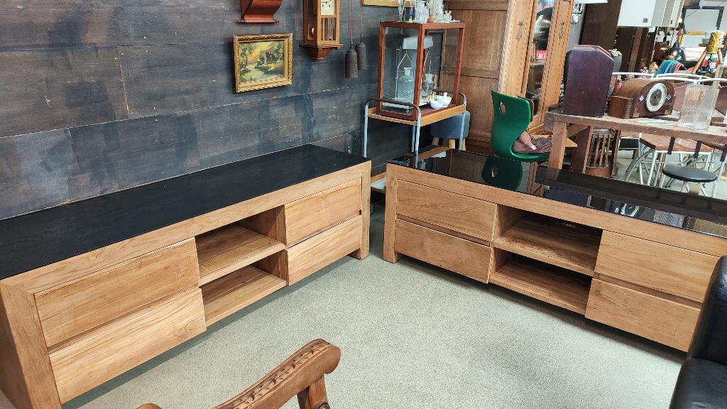 Twee lage teakhouten dressoirs met zwart glas on top, Ophalen, Met plank(en), Gebruikt, Glas