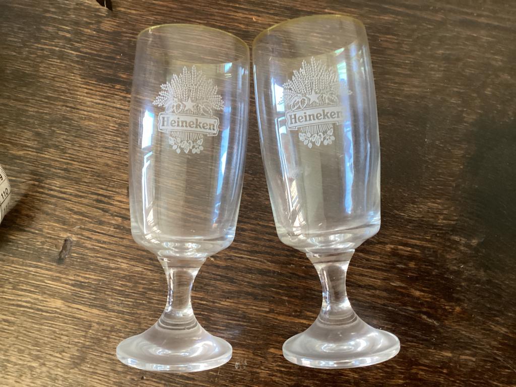 Heineken kristal glas op voet // hoog 17.5 cm // 2x, Verzamelen, Ophalen of Verzenden, Zo goed als nieuw, Glas of Glazen, Heineken