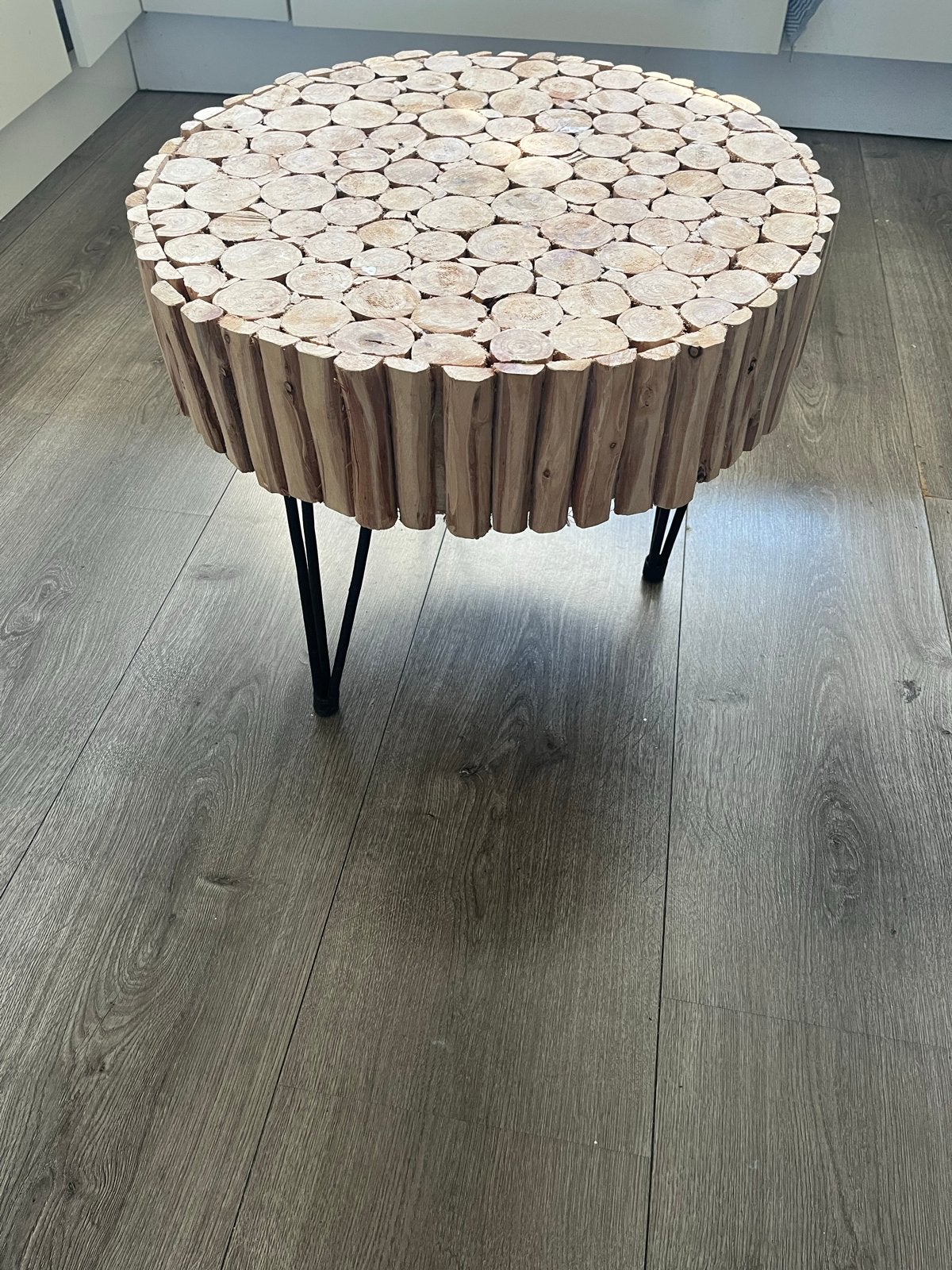 Ronde bijzettafel van hout met metalen poten, Huis en Inrichting, Tafels | Salontafels, Gebruikt, Verzenden, Rond, 50 tot 100 cm