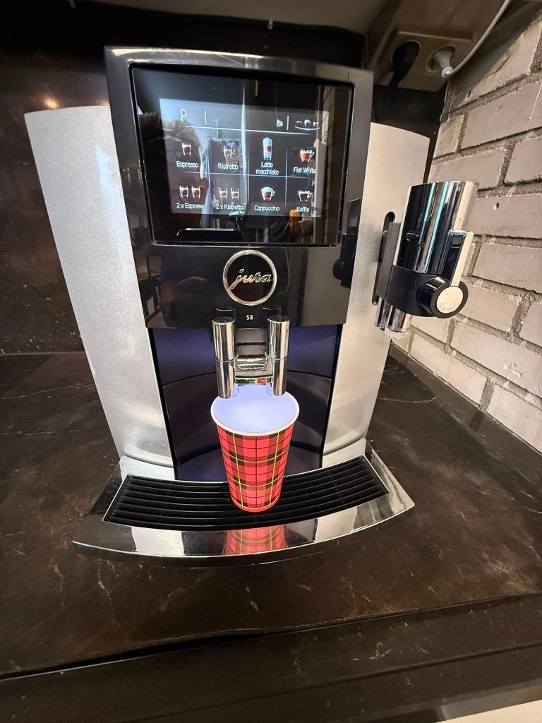 Jura S8 moonlight silver, 10 kopjes of meer, Ophalen, Zo goed als nieuw, Koffiemachine