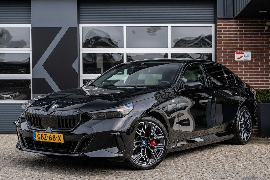 BMW 5 Serie 550 BMW 550e xDrive M Sport Pro | Bowers & Wilki, Automaat, Gebruikt, 22 kWh, 2000 kg