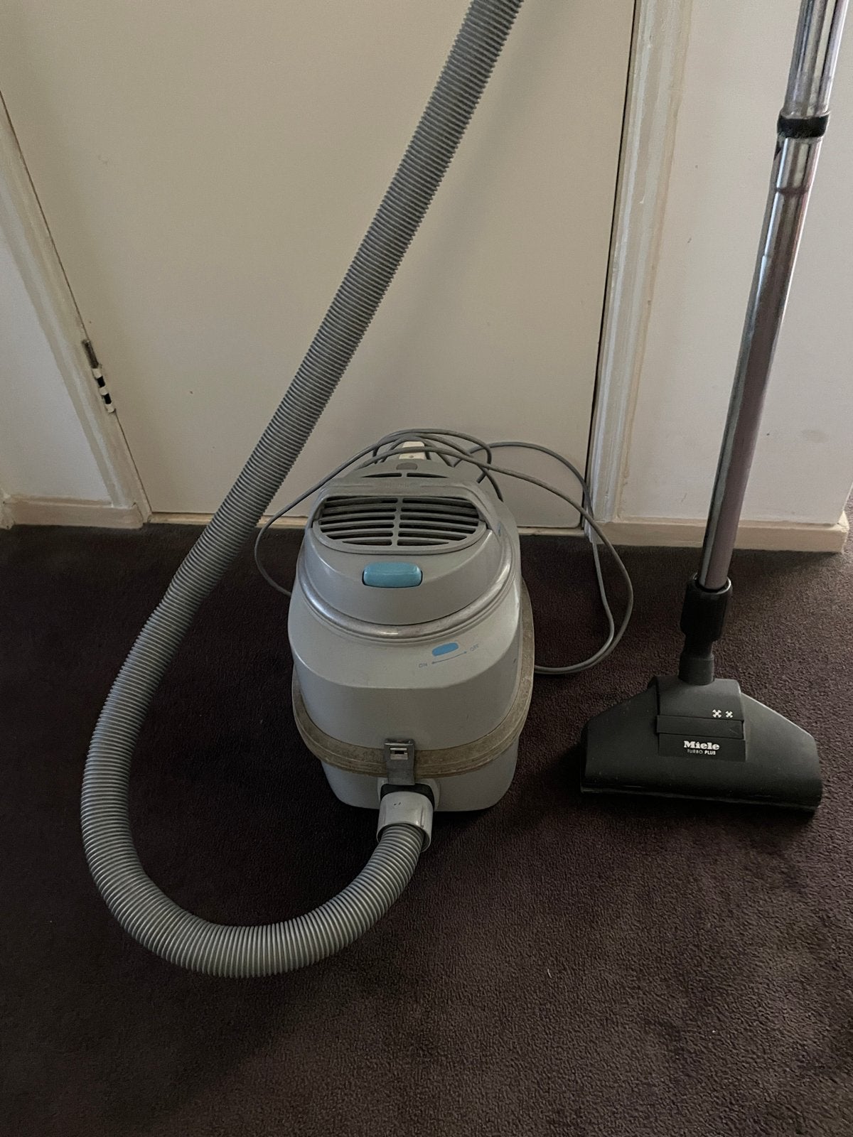 Nilfisk stofzuiger met accessoires en stofzakken, Gebruikt, Sledestofzuiger, Ophalen, Stofzak