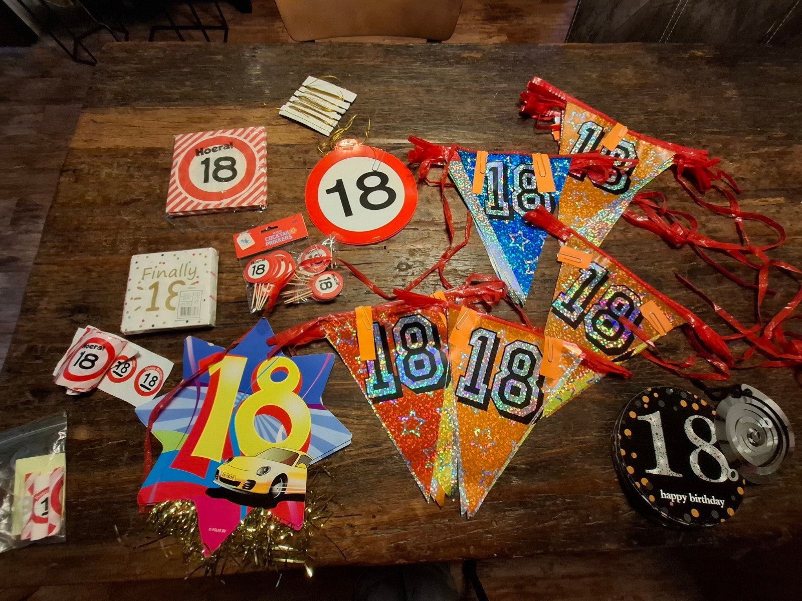 Feestpakket 18e verjaardag: slingers, servetten, decoratie, Ophalen, Zo goed als nieuw, Versiering, Verjaardag