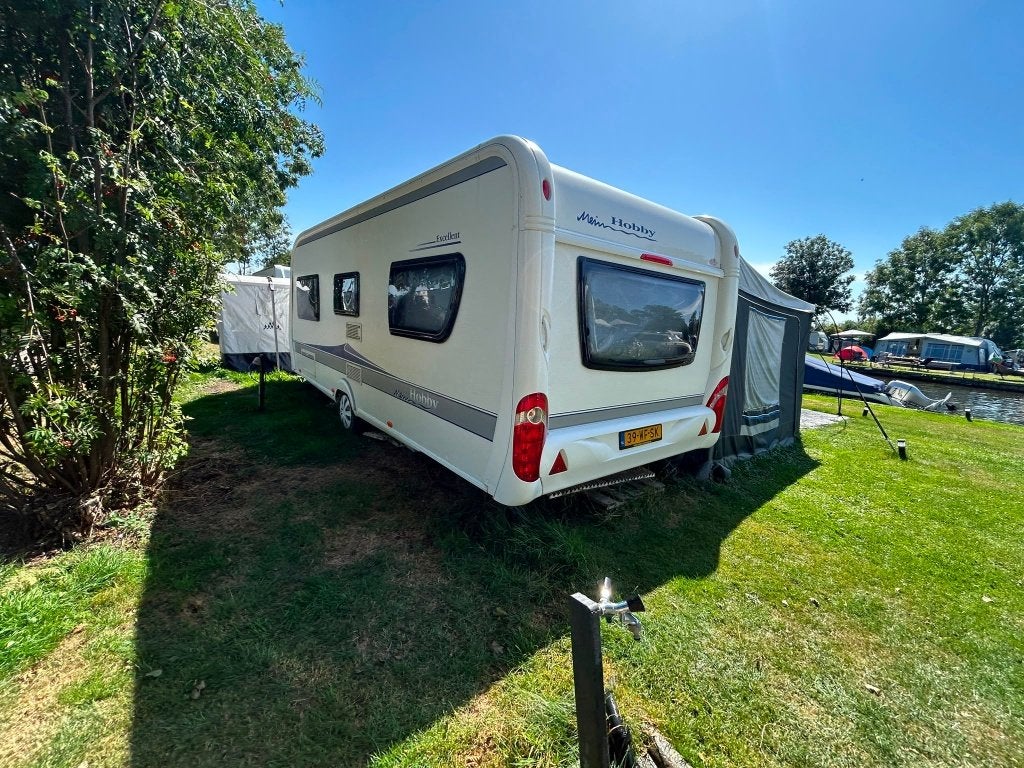 Foto 2 van Hobby 560 UFE, compleet met inventaris en voortent