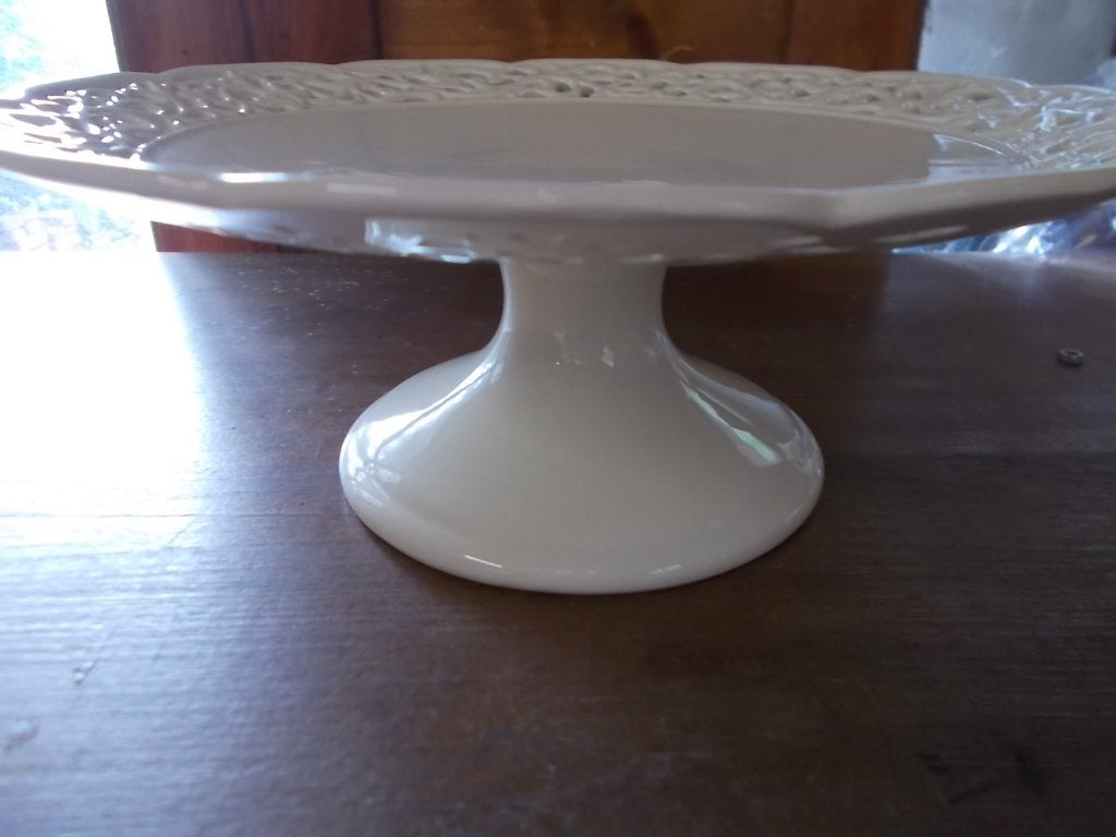 Brocante roomkleurige taartschaal op voet,etagere, Ophalen of Verzenden, Zo goed als nieuw, Taartplateau, Steen/keramiek