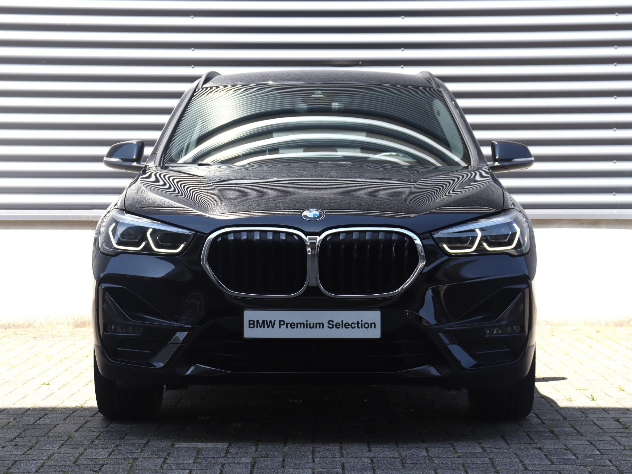 BMW X1 sDrive18i | Sport Line | Head-Up | Verwarmbare Voorst, Gebruikt, Automatische klimaatregeling, Met garantie (alle), Zwart