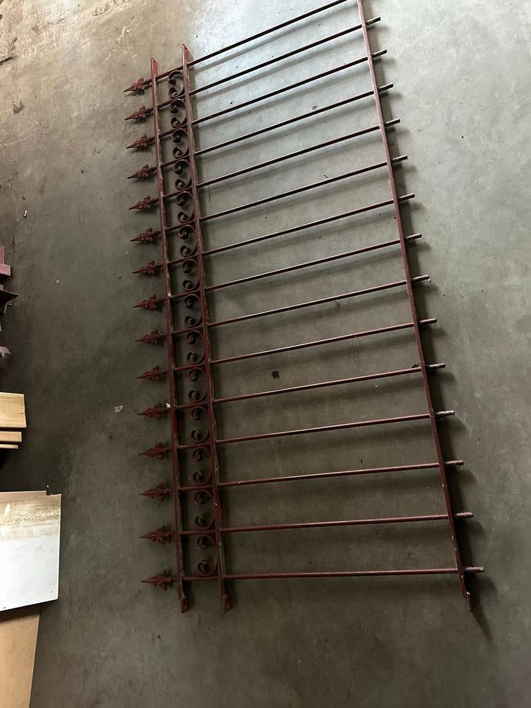 Sierlijk ijzeren hekwerk met spijlen en decoratie, Ophalen, Gebruikt, IJzer, Sierhekwerk