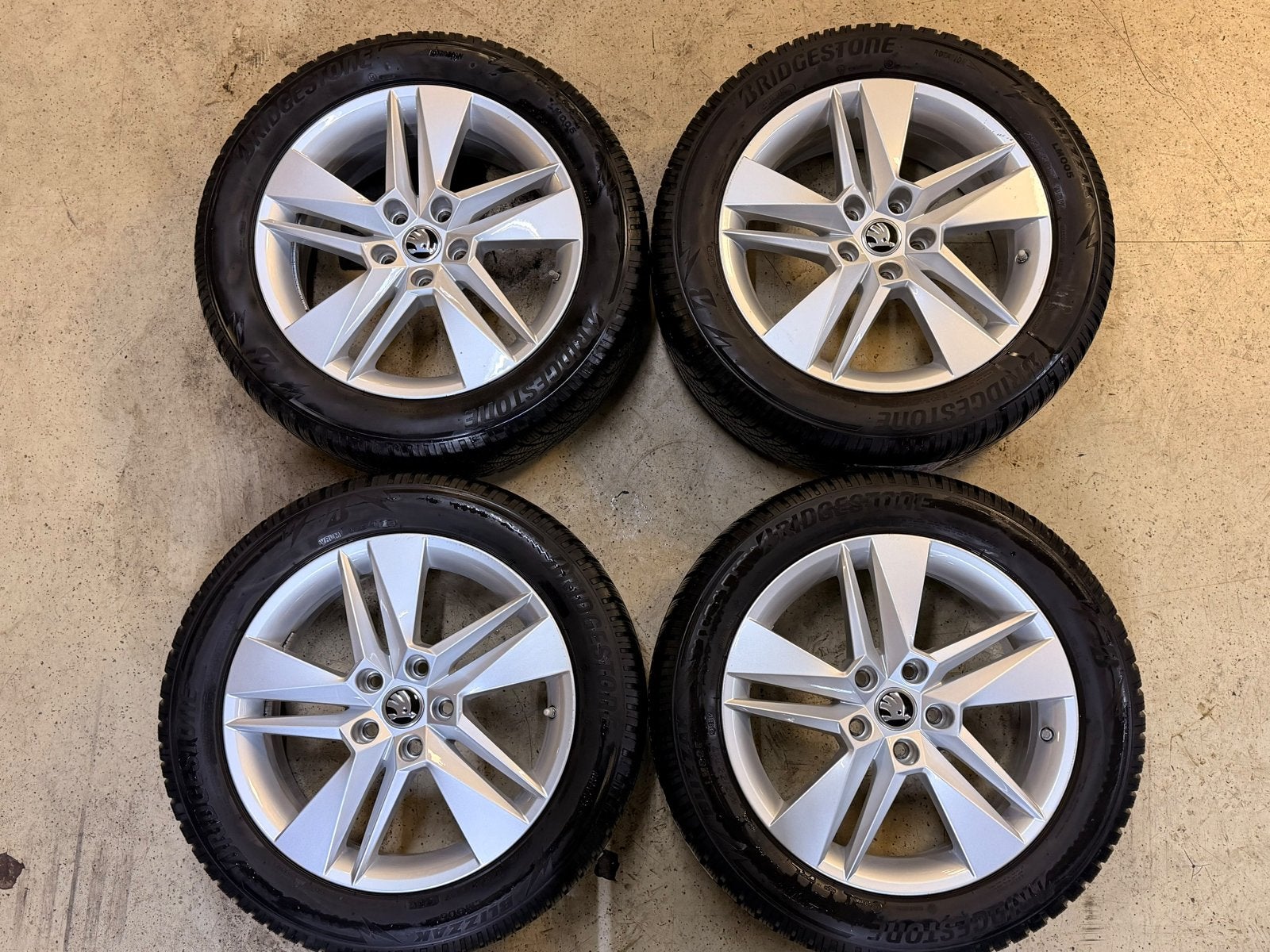 Skoda Superb winterset wielen banden velgen 2022 17 inch, Gebruikt, Banden en Velgen, 17 inch, Winterbanden