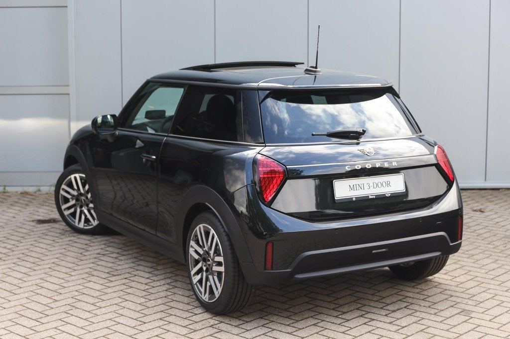 MINI Hatchback Cooper C Automaat / Classic / Pakket M / 17 i, Auto's, Mini, Stof, Stoelverwarming, Zwart, 156 pk