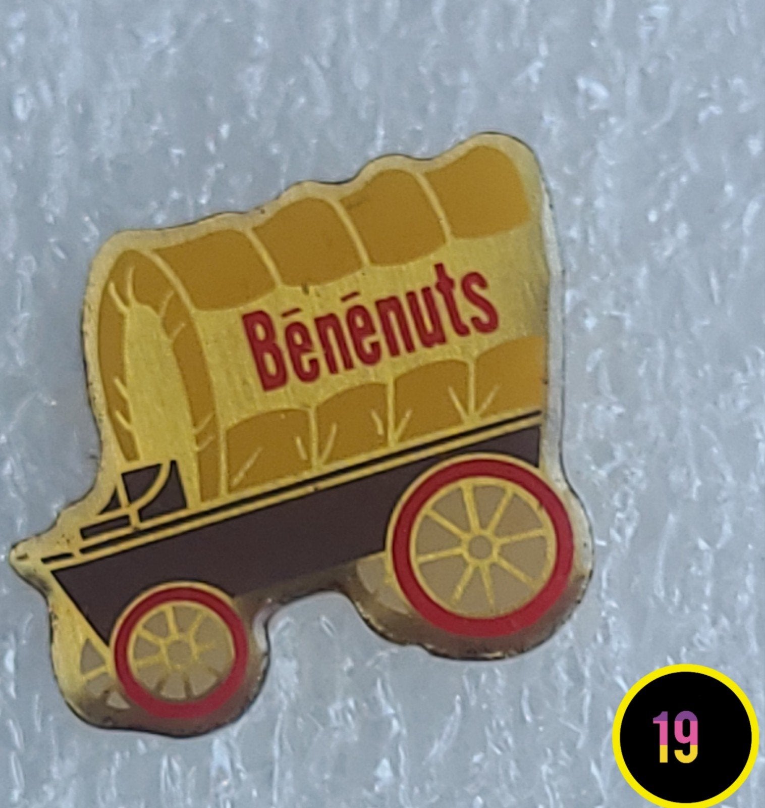 Vintage Benenuts Pin - Gouden Huifkar, Verzamelen, Verzenden