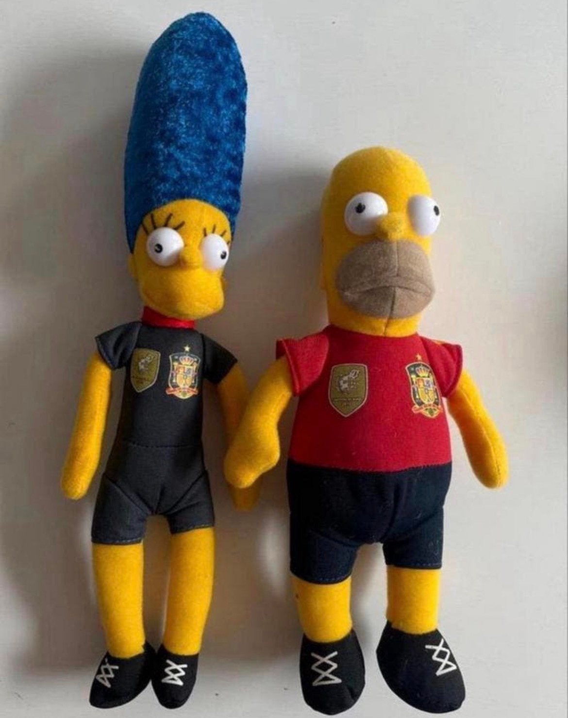 The Simpsons Homer en Marge knuffels WK voetbal Spanje, Ophalen of Verzenden, Zo goed als nieuw, Buitenlandse clubs, Beeldje of Poppetje