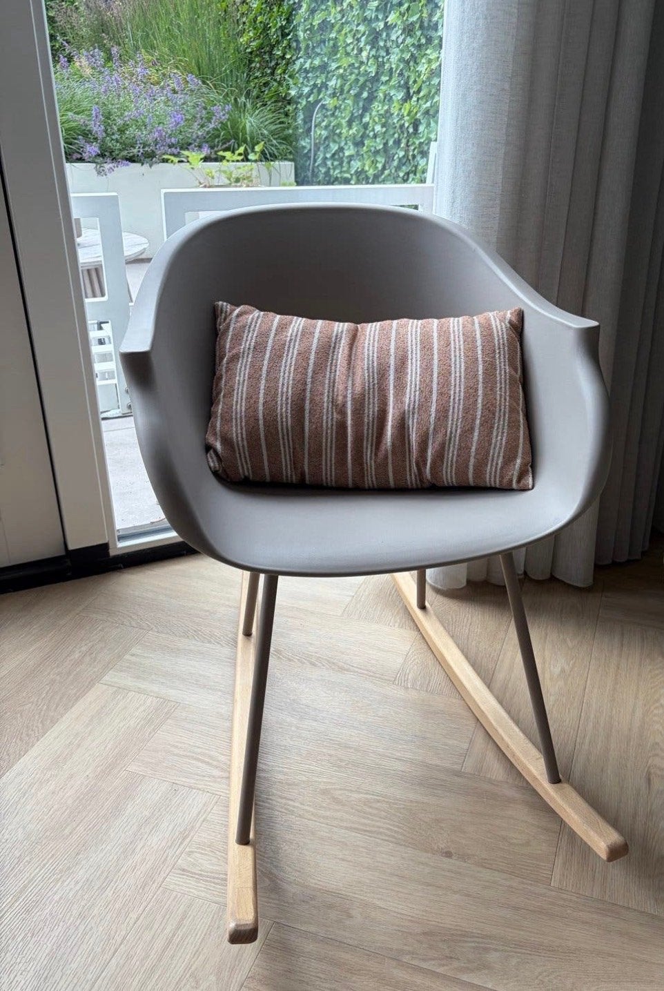 Schommelstoel zand/grijs met houten onderstel Petit Amelie, Huis en Inrichting, Ophalen, Zo goed als nieuw, Hout, Eén