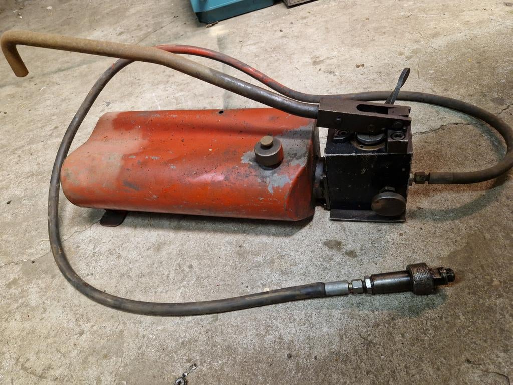 Hydraulische pomp met slang, Ophalen