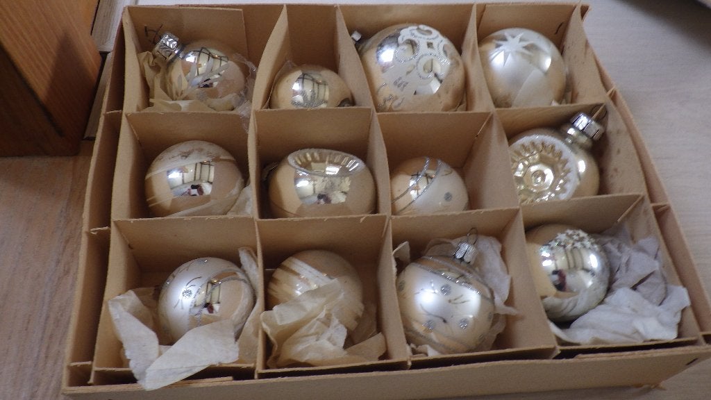 12 mooie oude kerstballen (zilver/wit), Diversen, Ophalen of Verzenden, Gebruikt