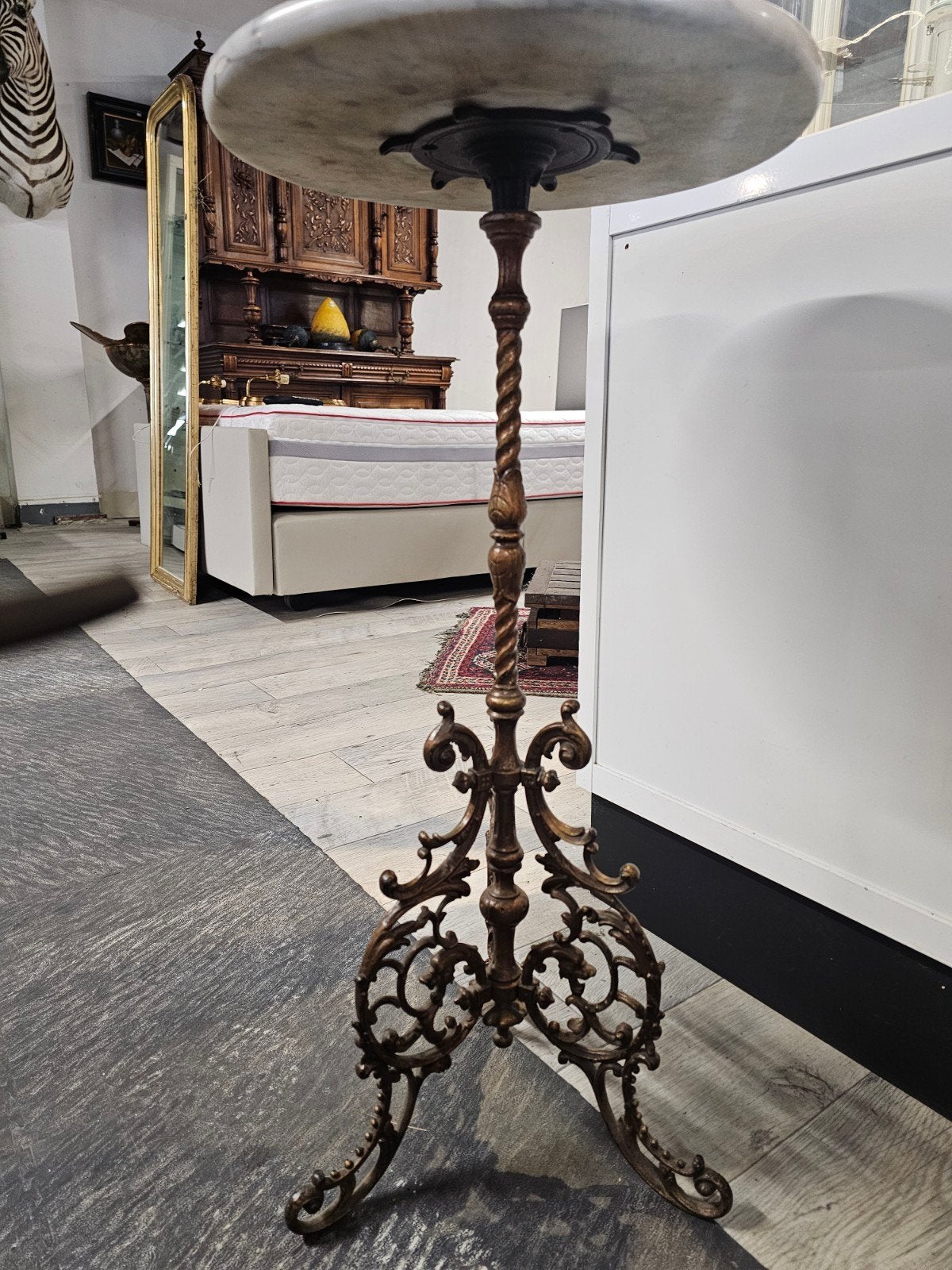 Antieke bijzettafel met marmeren blad en smeedijzeren onders, Ophalen of Verzenden