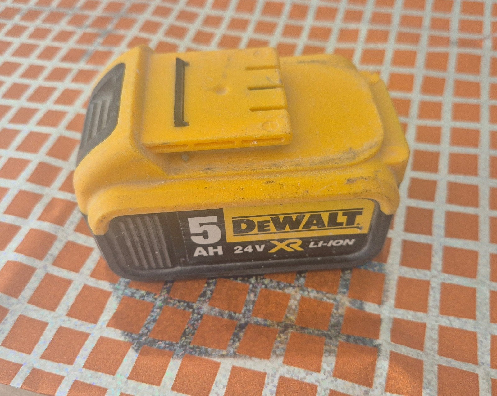 DeWalt 24V 5Ah XR Li-Ion Accu DCB181 batterij of 18v?, Ophalen of Verzenden, Gebruikt