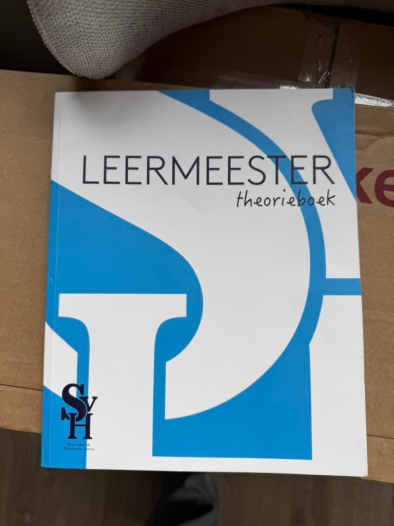 Leermeester theorieboek, Boeken, Ophalen of Verzenden, Zo goed als nieuw, Van Dale, Nederlands