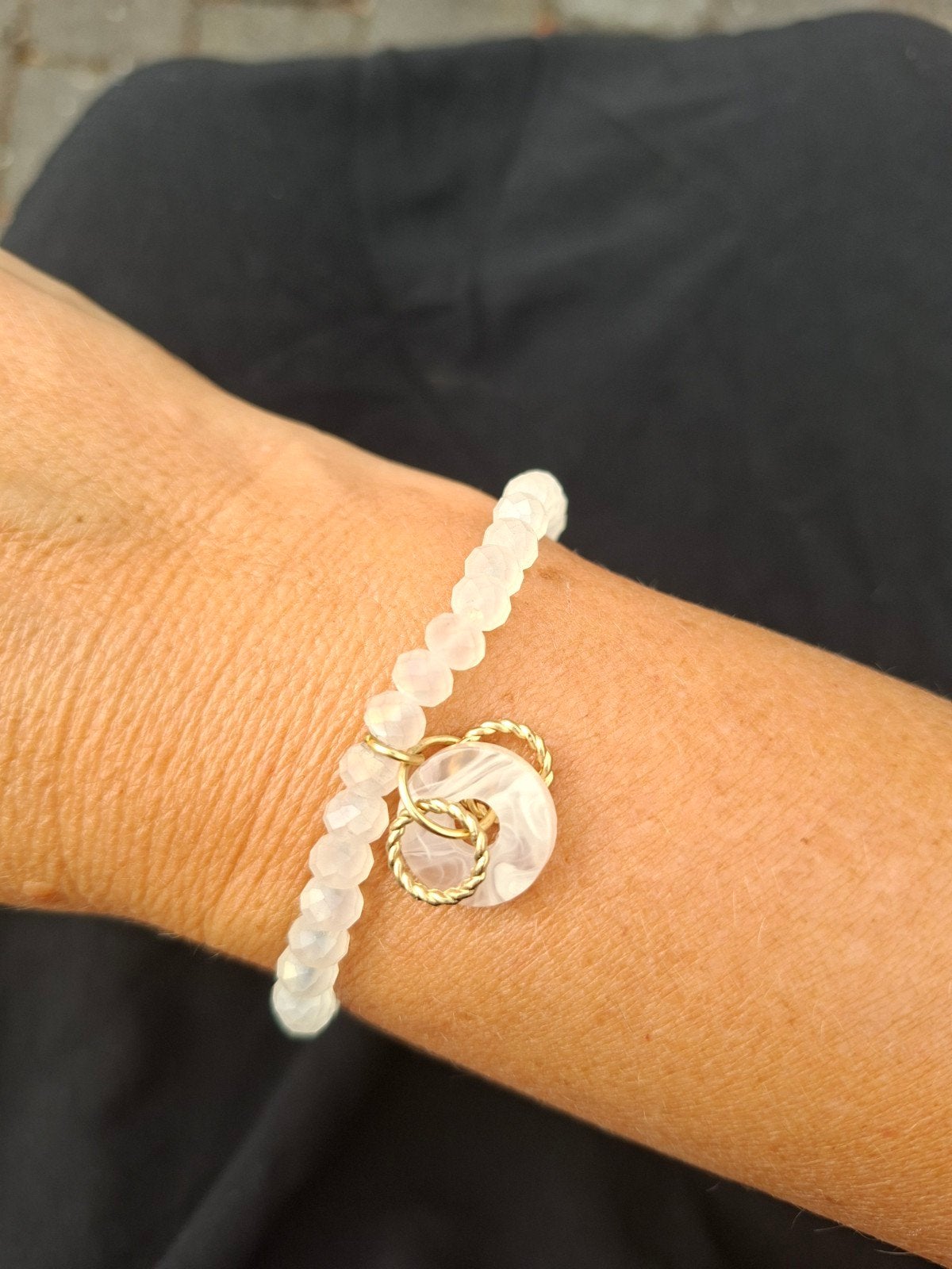 Biba kralenarmbandje mat wit bedel rond goud 3 euro nieuw, Verzenden, Wit, Kunststof of Plastic, Nieuw